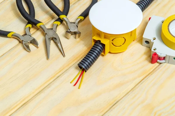 Sats reservdelar och verktyg för elektrisk förberedelse före reparation — Stockfoto