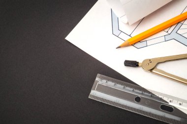 Siyah bir arkaplan üzerine çizim yapmak için yuvarlanmış ev şemaları ve aksesuarları