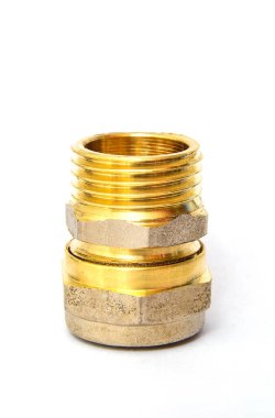 Pirinç montajı genellikle beyaz arkaplanda su ve gaz tesislerinde kullanılır.