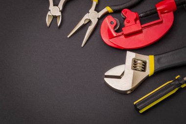 Tamir ya da inşaattan önce profesyonel usta tarafından hazırlanan siyah arkaplan üzerindeki büyük araçlar