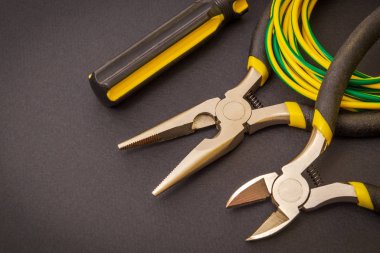 Elektrik araçları ve kablo siyah arkaplan üzerinde yenilenmiş sistemleri veya iletişimi onarmak için