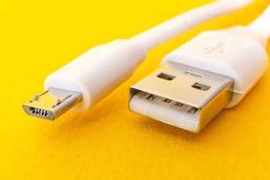 Sarı yüzeydeki Usb şarj kablosu genellikle akıllı telefon veya tableti şarj etmek için kullanılır.