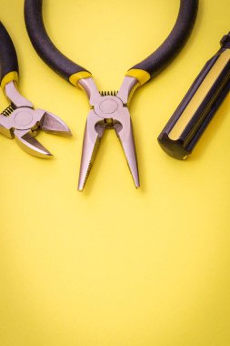 Enerji verilmiş sistemleri veya iletişimi onarmak için sarı arkaplan üzerindeki elektrikli araç