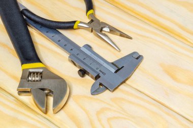 Tesisatçı için profesyonel alet çantası. Ahşap tahtaların üzerinde reklam yeri var.