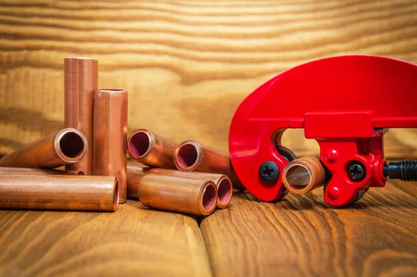 Przecinak Rur Czerwonych Miedzianych Złączami Napraw Hydraulicznych Zabytkowych Drewnianych Płytach — Zdjęcie stockowe