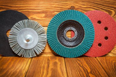 Kaliteli tahta tahtalar üzerinde aşındırıcı aletler ve zımpara kağıdı kümesi sihirbazı öğeleri öğütmek için kullanılır