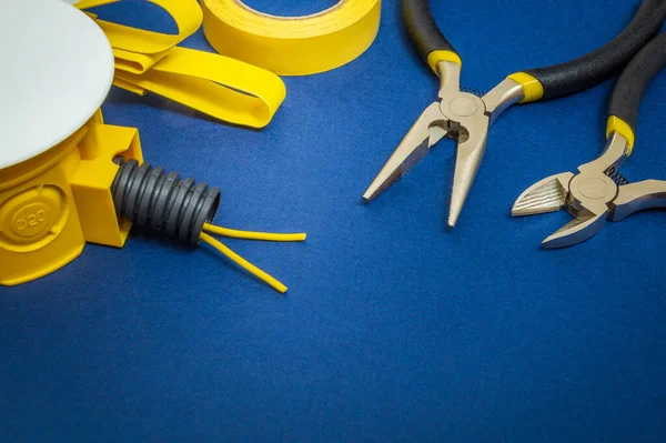 노란색 파란색 설치하기 전기로 도구를 — 스톡 사진