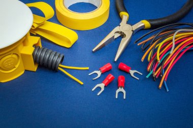 Sarı yedek parça ve araçlar tamir edilmeden ya da mavi arkaplan üzerine kurulmadan önce elektrik için birçok kablo hazırlanır