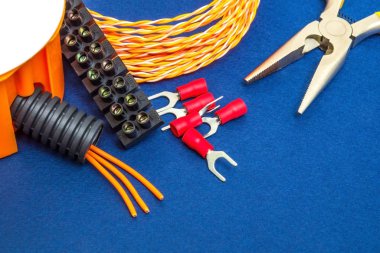 Yedek parça ve araçlar, tamir öncesi veya mavi arkaplan üzerine kurulmadan önce hazırlanmış elektrik kabloları