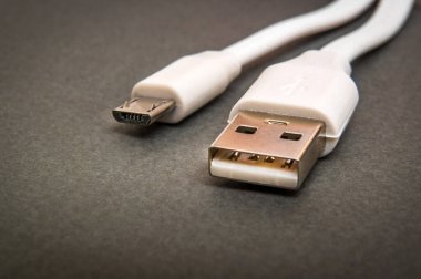 Karanlık yüzeydeki Usb şarj kablosu genellikle akıllı telefon veya tableti şarj etmek için kullanılır.