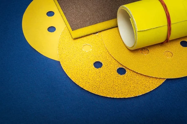 Gran Conjunto Herramientas Abrasivas Amarillas Papel Lija Asistente Fondo Azul — Foto de Stock