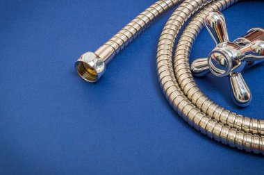 Mavi arkaplandaki musluk ve hortum duştaki malzemelerin değiştirilmesi için kullanılır.