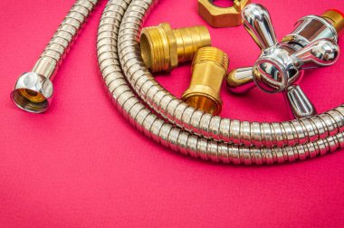 Mor arka plandaki musluk, tesisat, tesisat ve hortum duşta yer değiştirmek için kullanılır.