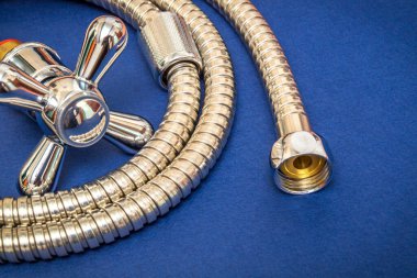 Mavi arkaplandaki musluk ve hortum duştaki malzemelerin değiştirilmesi için kullanılır.