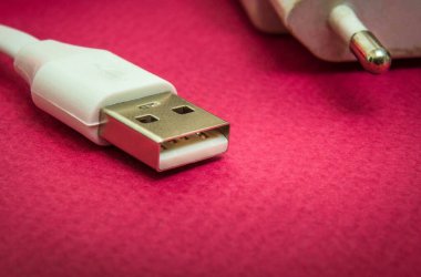 Kırmızı yüzeydeki Usb şarj kablosu genellikle akıllı telefon veya tableti şarj etmek için kullanılır.