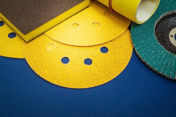 Великий Набір Жовтих Абразивних Інструментів Наждачного Паперу Синьому Фоні Майстра — стокове фото