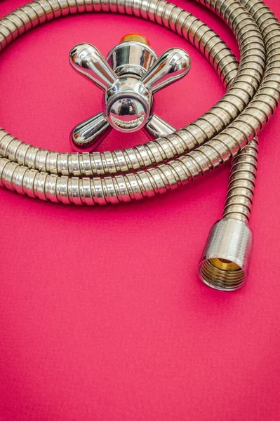 Materiały Hydrauliczne Kran Wąż Fioletowym Tle Używane Wymiany Pod Prysznicem — Zdjęcie stockowe