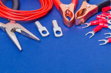 Yedek parça ve araç takımı, mavi atölye masasında onarılmadan önce veya ayarlanmadan önce elektrik için kırmızı kablolar