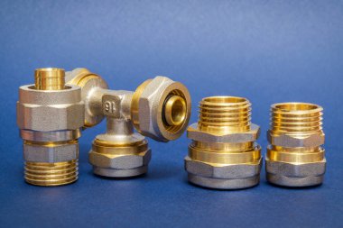 Pirinç ayarları genellikle mavi bir arkaplan üzerinde su ve gaz kurulumları bağlanmak için kullanılır