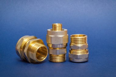 Mavi arka plandaki su ve gaz tesisleri için genellikle üç pirinç ayarı kullanılır.