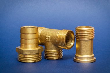 Mavi arka plandaki su ve gaz tesisleri için genellikle üç pirinç ayarı kullanılır.