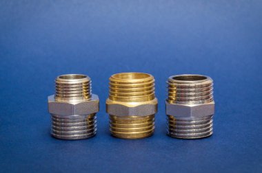 Mavi arka plandaki su ve gaz tesisleri için genellikle üç pirinç ayarı kullanılır.