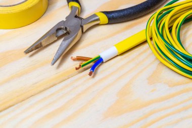 Yedek parça ve bir araç, tamir ya da ahşap tahtalar üzerine kurulmadan önce elektrik kabloları