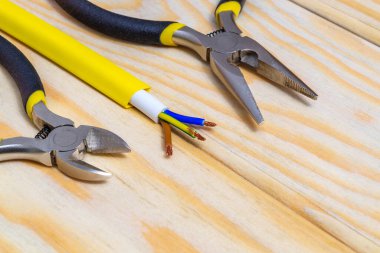 Yedek parça ve bir araç, tamir ya da ahşap tahtalar üzerine kurulmadan önce elektrik kabloları