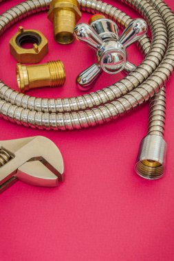 Kırmızı arka plandaki musluk, alet, tesisat ve hortum duşta yer değiştirmek için kullanılır.