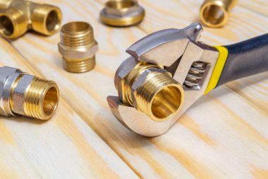 Yedek parçaların tamiri veya yenilenmesi sırasında ahşap tahtaların üzerine tesisat montajı ve ayarlanabilir anahtarlar.