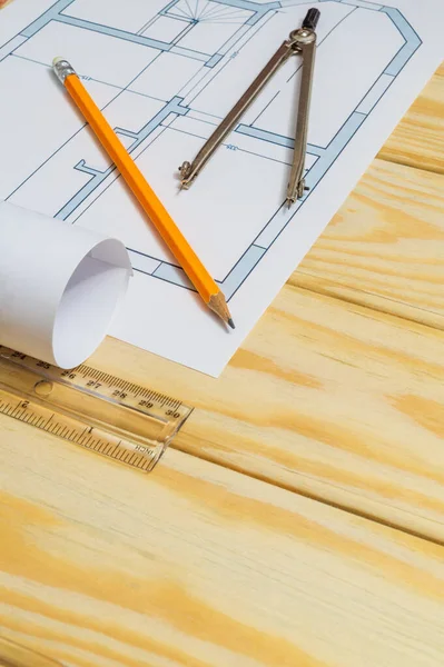 Diagramas de casa laminados y accesorios para dibujar acostado en la construcción dibujo y tableros de madera — Foto de Stock
