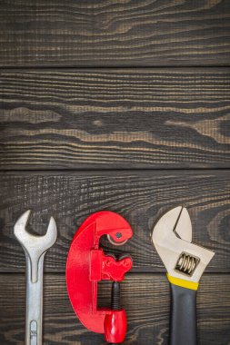 Tamir ya da inşaattan önce profesyonel usta tarafından hazırlanan siyah, eski tahta tahtalar üzerinde tesisatçı için büyük aletler.