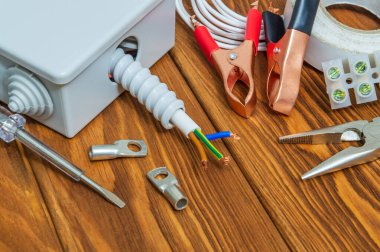 Elektrik tesisatında ya da ahşap atölye masasında kullanılan alet ve aksesuarlar