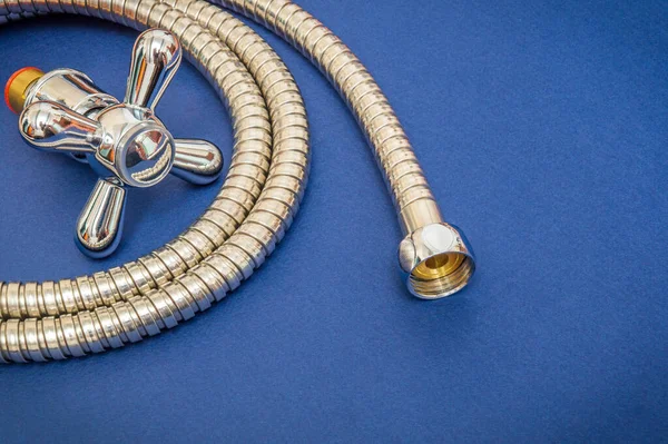 Materiały Hydrauliczne Kran Wąż Niebieskim Tle Używane Wymiany Pod Prysznicem — Zdjęcie stockowe