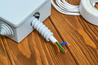 Elektrik tesisatında kullanılan alet ve aksesuarlar veya eski ahşap atölye masasında tamirat