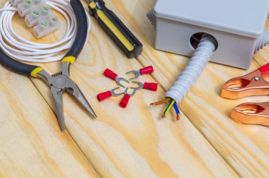 Elektrik tesisatında ya da ahşap atölye masasında kullanılan alet ve aksesuarlar