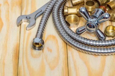 Tesisat malzemeleri, musluk, aletler, tesisat ve tahta tahtaların üzerindeki hortum değiştirmek veya onarmak için kullanılır.