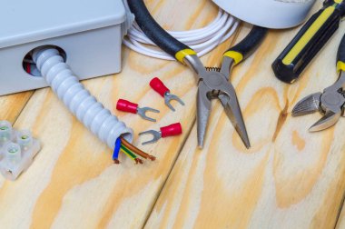 Elektrik tesisatında ya da ahşap atölye masasında kullanılan araç ve aksesuarlar