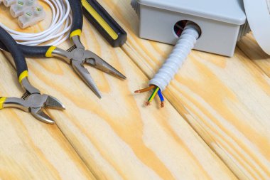 Elektrik tesisatında ya da ahşap atölye masasında kullanılan alet ve aksesuarlar