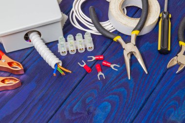 Profesyonel yedek parça ve elektrikli aletler tamir edilmeden ya da mavi tahta üzerine kurulmadan önce hazırlandı.