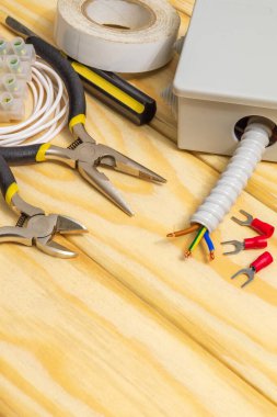 Elektrik tesisatında ya da ahşap atölye masasında kullanılan alet ve aksesuarlar