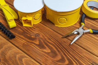 Tamir ya da kurulumdan önce eski ahşap tahtalarda hazırlanmış elektrik ve araç yedek parçaları