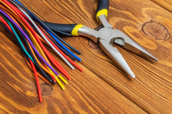 Elektriker et værktøj og ledninger på vintage træplader til reparation af energisystemer eller kommunikation - Stock-foto