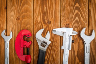 Tamir ya da inşaattan önce profesyonel usta tarafından hazırlanan eski tahtalar üzerinde tesisatçı için büyük bir alet seti.