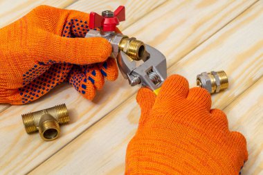 Usta tesisatı ve musluğu gaz boru hattı için ingiliz anahtarıyla bağlıyor.