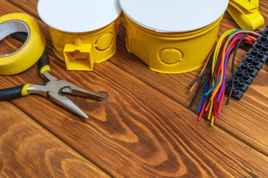 Tamir ya da kurmadan önce eski ahşap tahtalarda hazırlanmış elektrik ve araç için yedek parçalar