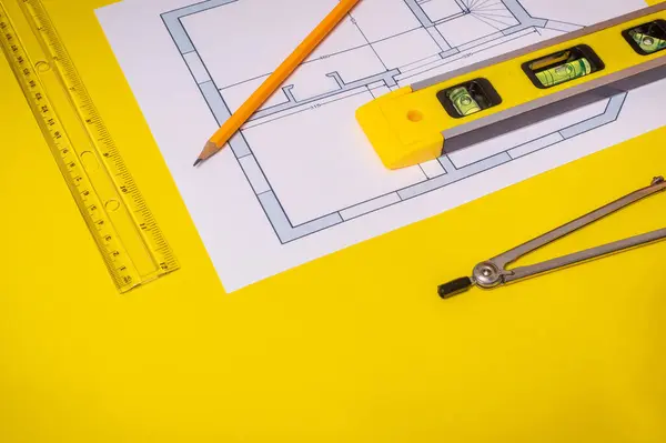 Accesorios y herramientas de dibujo se encuentran en el proyecto de construcción o en el escritorio amarillo —  Fotos de Stock