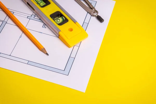 アクセサリーや描画ツールは 建物のプロジェクトや黄色のデスクトップ上にあります — ストック写真