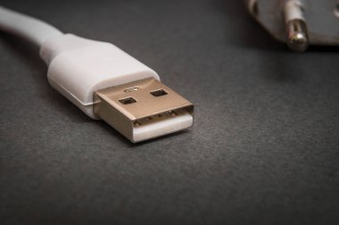 Siyah yüzey üzerindeki Usb şarj kablosu genellikle akıllı telefon veya tableti şarj etmek için kullanılır