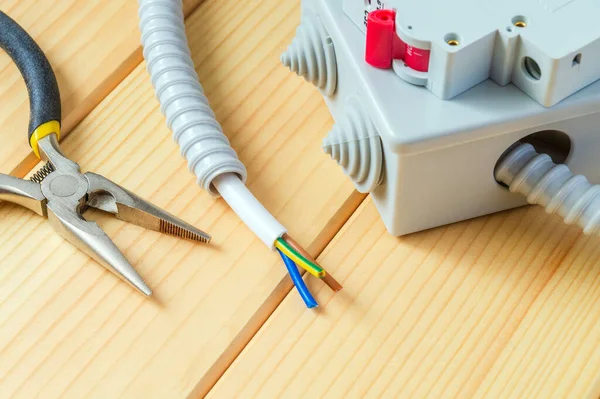 Scatola Giunzione Con Filo Utensili Riparazione Elettrica Casa Tavole Legno — Foto Stock